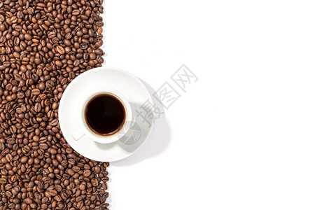 种子有香味的咖啡因杯和白色背景的烤豆咖啡墙纸复制空间顶端观景台图片