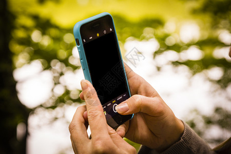 手指发短信在户外使用智能手机的户外使用智能电话的手沟通图片