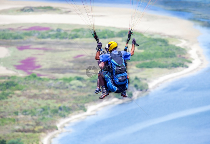 南非斜坡上的滑翔伞南非的滑翔游行山航图片