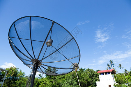 卫星天线安装在大楼屋顶上的卫星天线电视接收器盘子数据已安装图片
