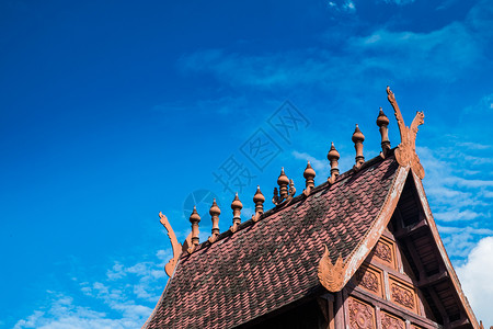 白色的明亮亚洲泰国北部有蓝天背景的古董房顶图片
