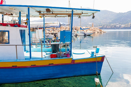 帕利卡拉斯塞浦路岛Pomos港口的渔船和水晶清澈域灯塔挤图片