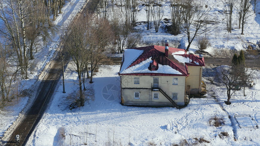 离开冬季风景最顶端的寒雪中农村房下雪时有红色屋顶的农村房冬天白色的图片