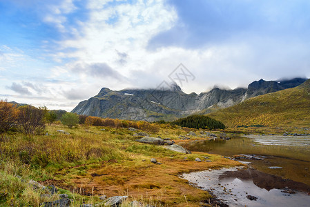 美丽的山脉景观天空多云挪威洛福顿Lofoten森林风景全图片