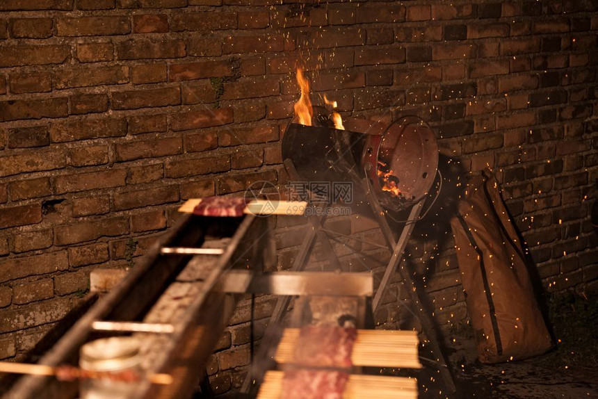户外水平的手工做烧烤火煤准备煮羊肉切菜手工做烧烤火煤晚餐图片