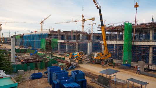 脚手架日落时市内有起重机的建筑工地家塔背景图片