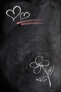 概念的手写在黑板上用粉笔画的心和花朵黑色图片