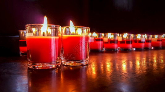辉光天主教许多蜡烛火焰在黑暗中闪耀宗教背景图片