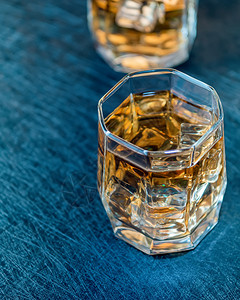 威士忌酒夜生活饮料一杯加冰的威士忌特写两杯加冰的威士忌背景图片