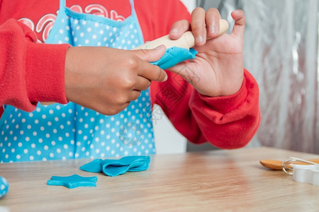 儿童手和在厨房柜台做饭玩具的模拟游戏机女孩可爱的弓图片