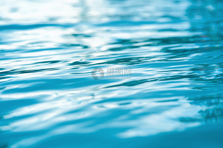 运动自然散景有选择蓝水池背景图片