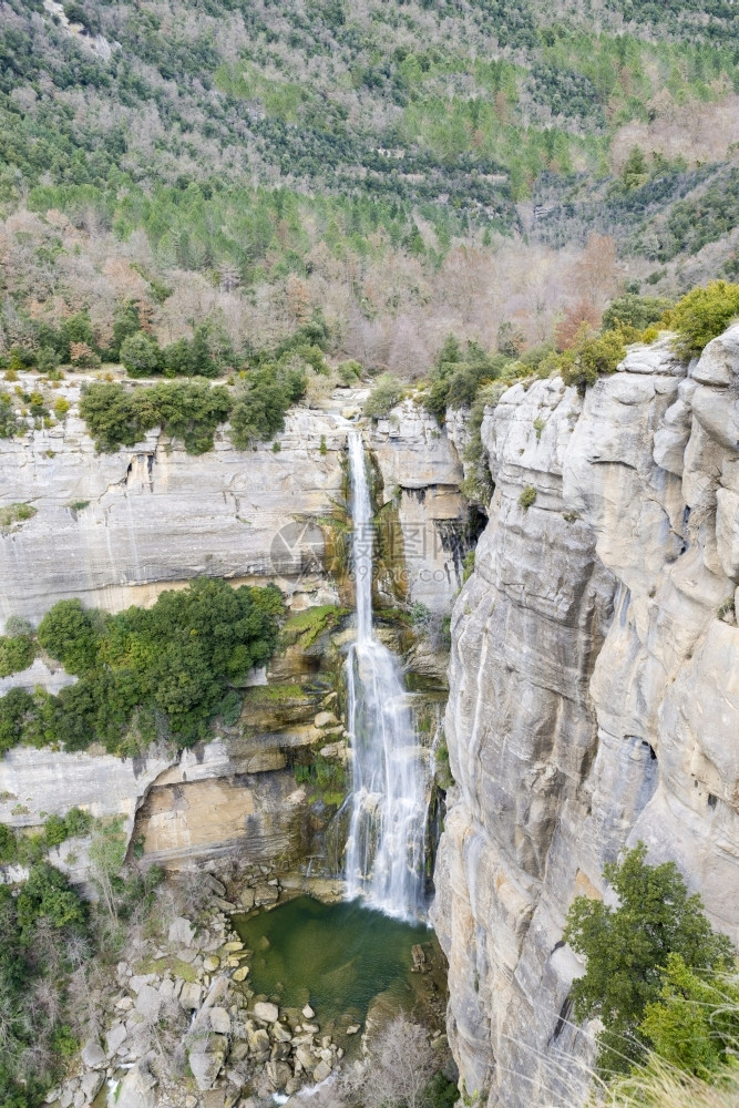 自然萨伦特鲁比山的瀑布植被平静图片