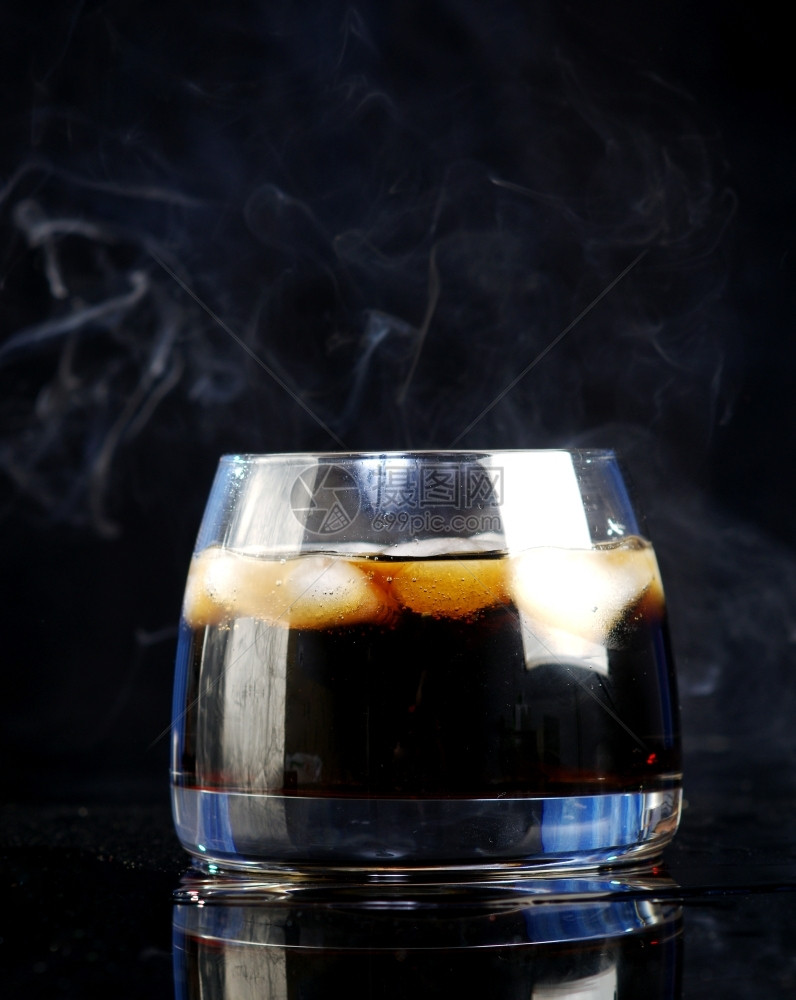 透明黑色背景的威士忌和可口乐朗姆酒金子图片