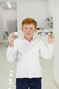 抽象的持有塑料容器男孩隐形眼镜照相机报告业务图片