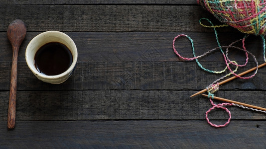 咖啡球缝纫你自己编织背景包括针头缝线和咖啡杯编织是许多人在闲暇时间的爱好和休闲活动还制作许多手工的产品自背景