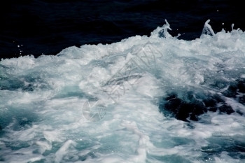 岛海上绿松石Azure和白船用色喷洒雾和投落的深蓝色背景摘要唤醒海雾背景图片