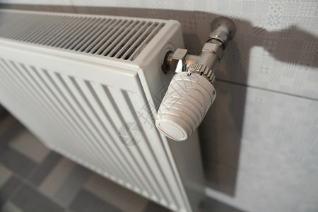 温度设施分裂会议室下面的白色暖气散热器高清图片