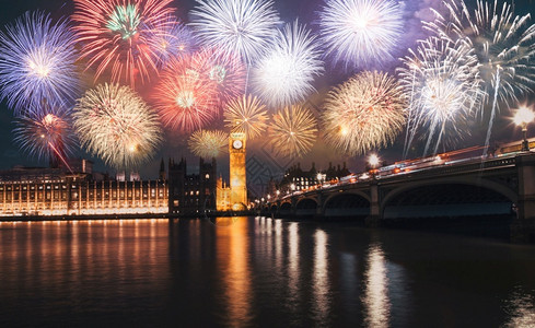 BigBen新年庆典的烟花英国伦敦桥人群天空图片