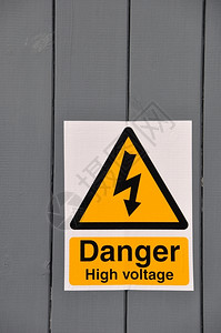 有电危险标志三角形禁止的黑色木板背景上黄色标志高电压危险背景