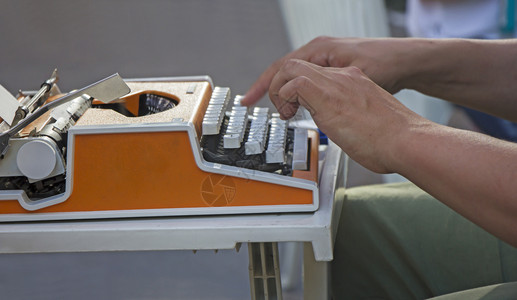 优质的作家小说从事老旧式手工打字机作的年轻人图片