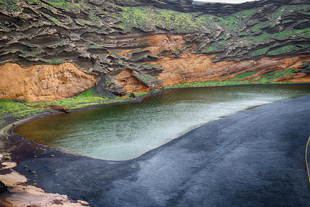 高潮火山陨石坑西班牙加那利群岛兰萨罗特ElGolfo附近的绿色环礁湖图片
