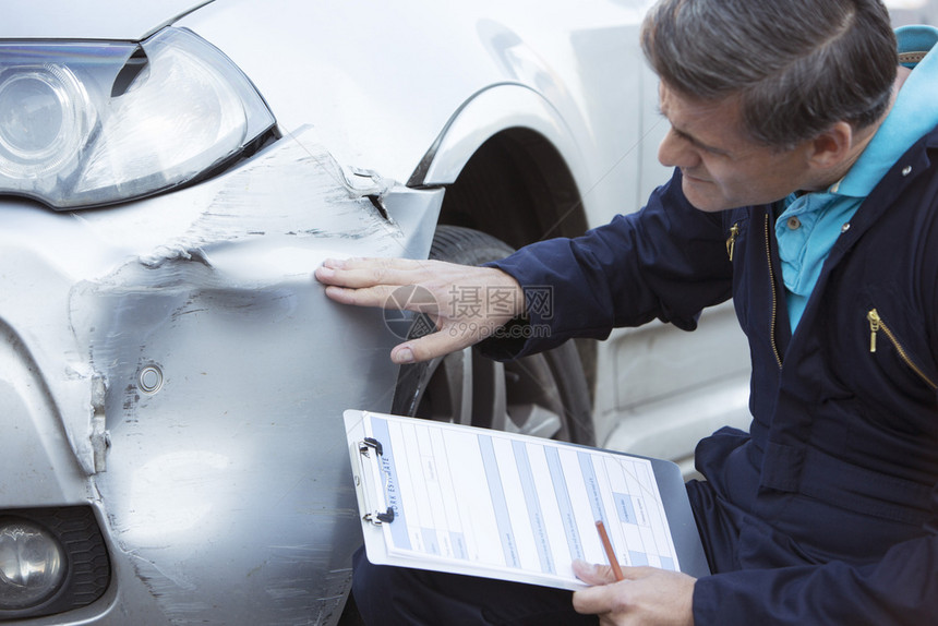 人们店铺写作检查汽车损坏和充装修理估计值CSOCOF图片