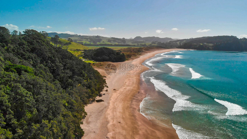 海洋旅行热水滩在阳光明媚的天气晴朗美丽的新西兰图片