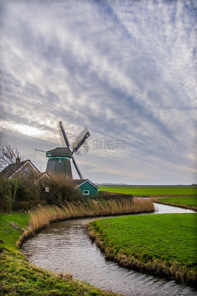 古达奇风车有云和运河场地田园诗般的荷兰图片
