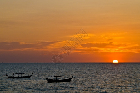 泰国安达曼海美丽的日落太阳海岸线传统的图片