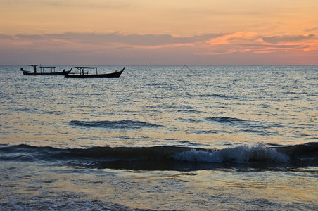 旅游泰国安达曼海美丽的日落高尔夫球剪影图片