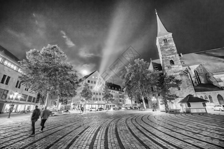 德国纽伦堡圣雅各布教堂和市广场夜间幕德语游客图片