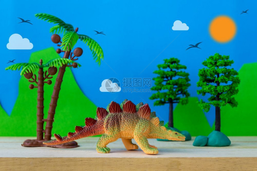 巨大太阳怪物野生模型背景的Stegosaurus玩具模型图片