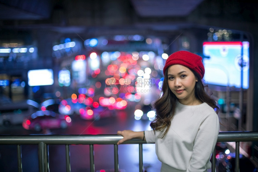 独自的孤亚洲女人肖像晚上在户外女孩冬天图片