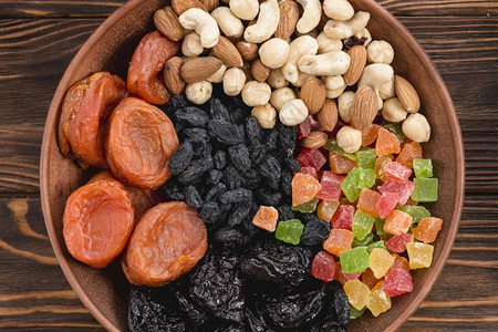 黑色葡萄干坚果木质碗表面的黑葡萄干水果安全的抽象高图片