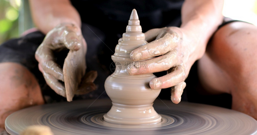作坊锅亚洲人握紧手在陶器轮上工作图片