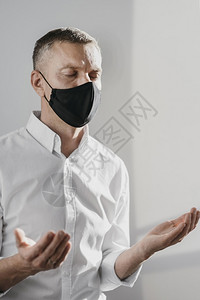 男子在戴着医疗面具时独自祈祷回家维他命墙纸业务图片