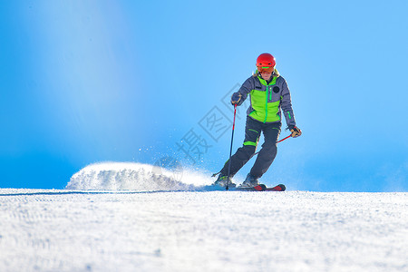 好滑雪运动员把灰移到赛道上快速地幸福游客图片