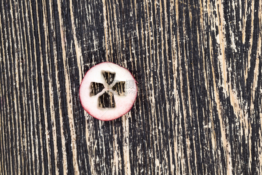 木制地板上黑的一片切红莓关闭了有用的浆果松树枝酱野切红莓饼早餐水果有机的图片