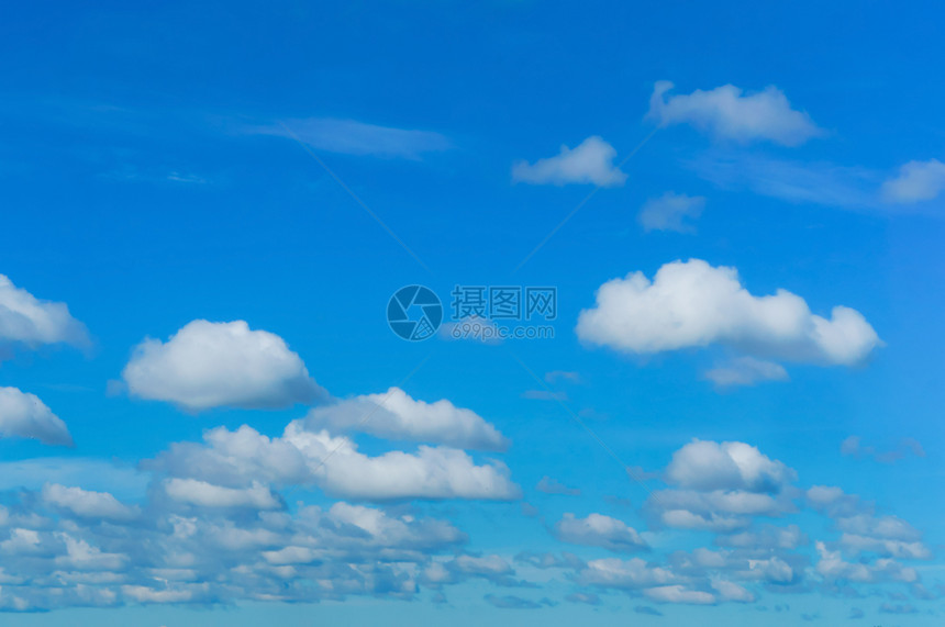 大气层季节天空蓝色背景上的白云蓝天和色背景上的白云图片