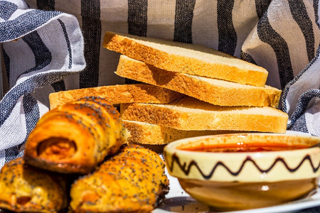 新鲜的法式吐司营养烤面包的切片生锈成份图片