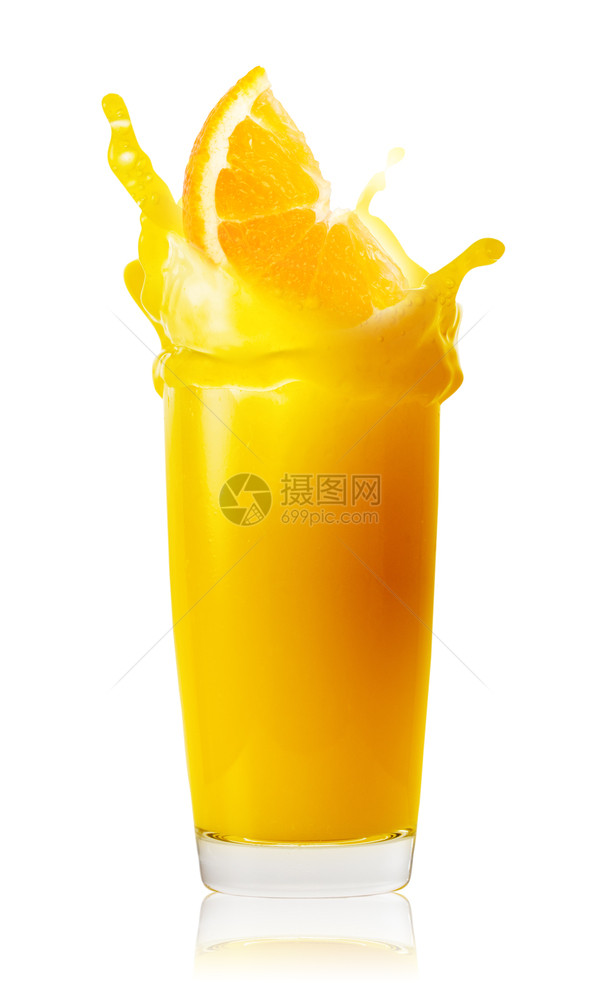 饮料橙片飞在高杯汁中与白色背景隔离橙片飞在高杯汁中早餐新鲜图片