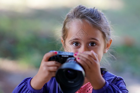 水平的周到孩子漂亮小女有摄影相机拍的照片关闭了图片