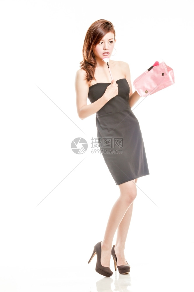 申请穿黑裙子的女人化妆拿着粉红色化妆袋的人图片
