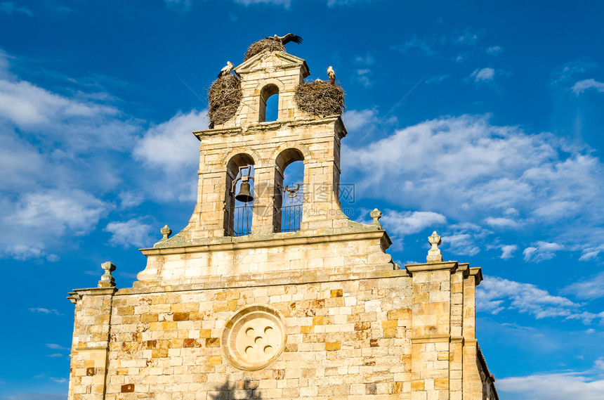 天主教城市在西班牙萨莫拉卡斯蒂利亚和里昂的塔上出现了一座老罗马式教堂结石图片