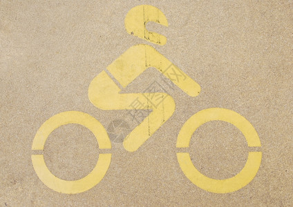象形图交通必需的黄色摩托车路标涂在黄色人行道上插画
