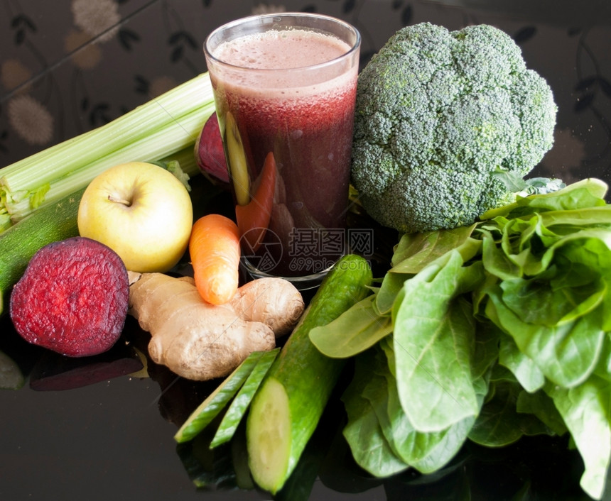 由有机新鲜水果和蔬菜制成的健康果汁芹菜玻璃制作图片