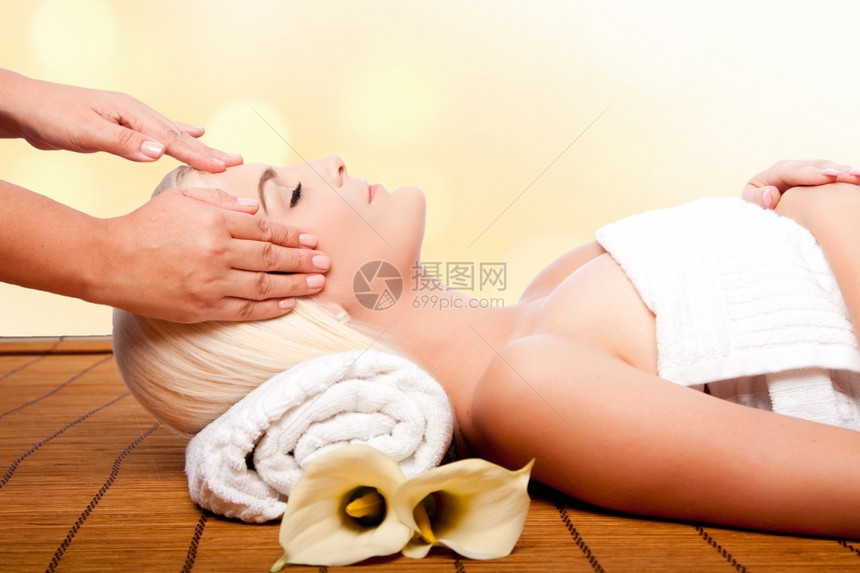 呵护额头摄影美丽的年轻女子在温泉疗养所放松享受治疗按摩前额图片