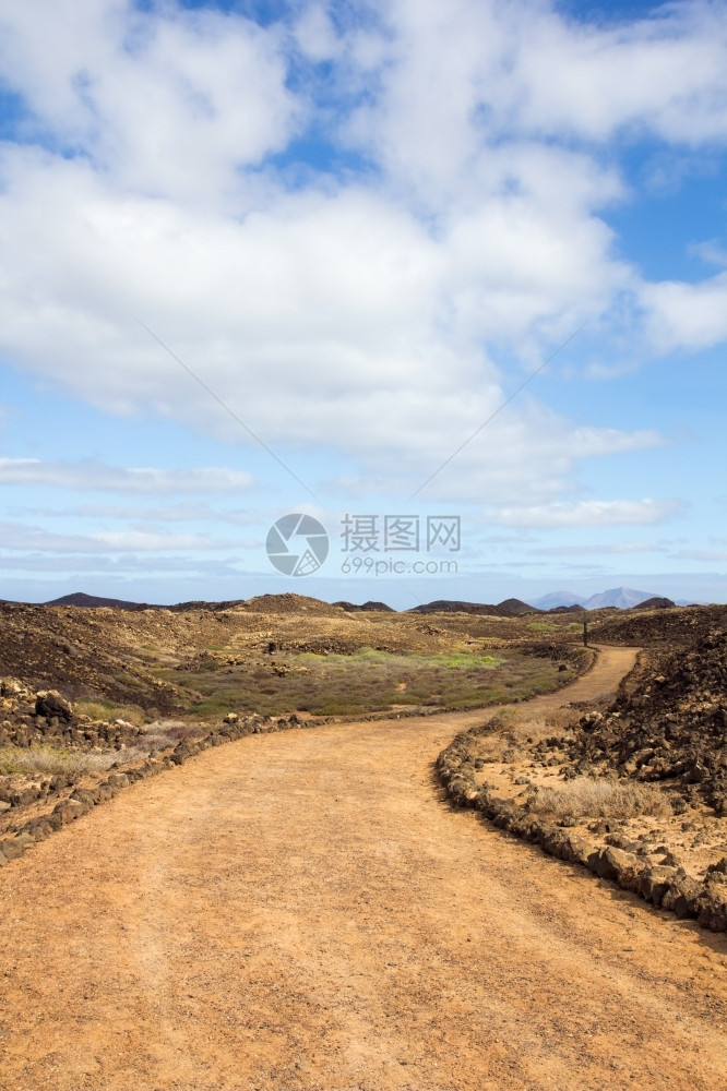 偏僻的西班牙加那利群岛Fuerteventura附近的LosLobos小岛的曲流农村丘陵图片