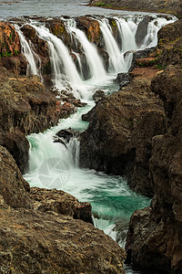 河白色的从冰岛Kolugljufur瀑布上方看到的冰岛瀑布自然图片
