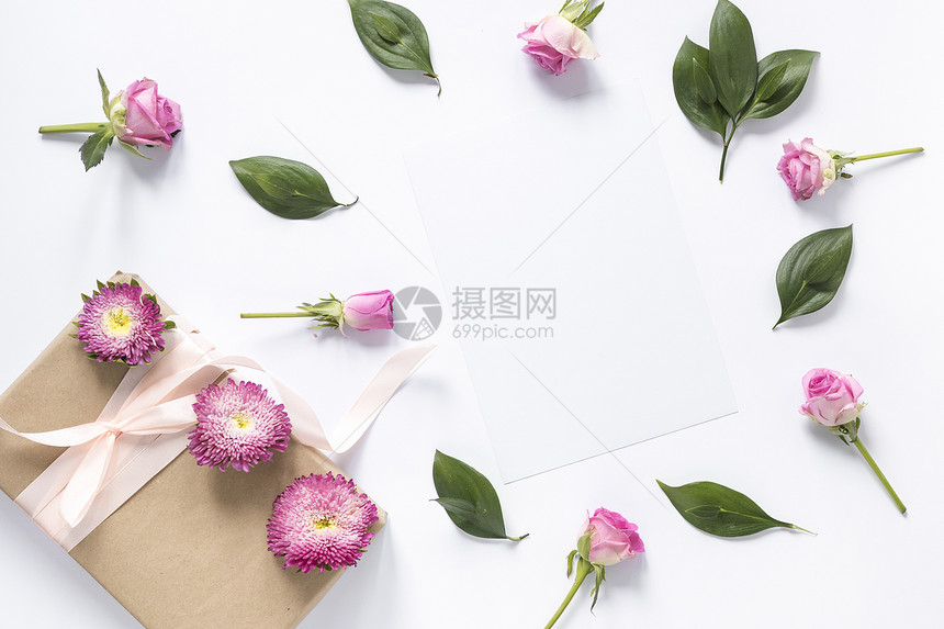 礼物酸奶高视角鲜花叶子与礼盒白色表面高分辨率照片视角花朵叶子与礼品盒白色表面高质量照片人们图片